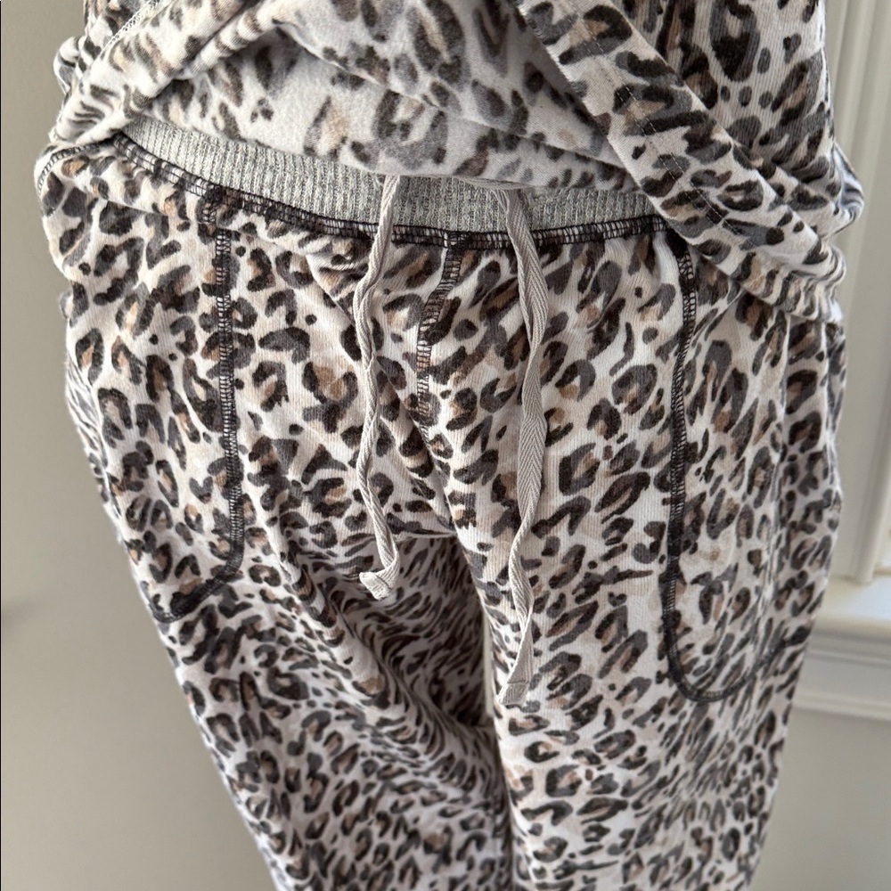 Karen Neuburger Live Love Lounge 3 Piece Leopard Print Set, Medium, Like New - Picture 4 of 8